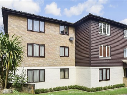 1 Bed Flat, Fairbairn Close, CR8