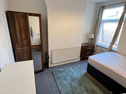 Room in a Shared House, Errol Street, L17
