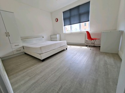 Room in a Shared House, Hook Road, KT19