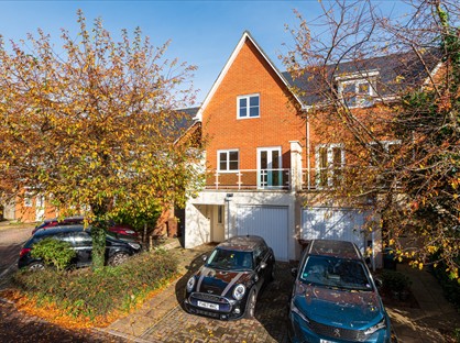 4 Bed Semi-Detached House, Powell Gardens, RH1