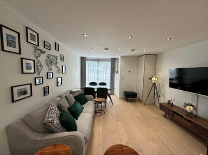 2 Bed Flat, Bramshott Lodge, KT6