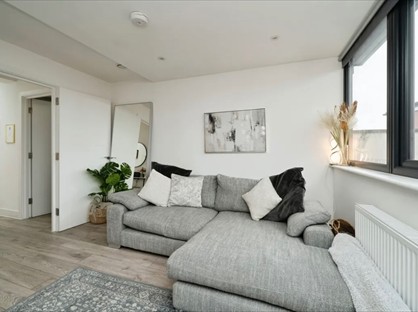 1 Bed Flat, High Street, KT22