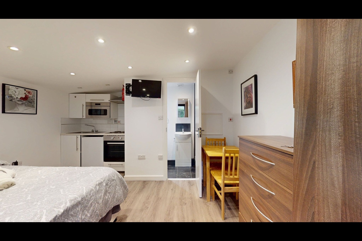 London - Studio Flat, London, NW2 - To Rent Now for £1,100.00 p/m