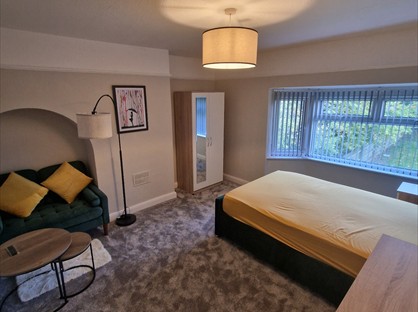 Room in a Shared House, The Roundabout, B31