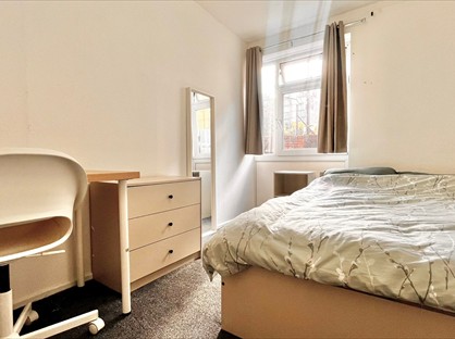 Room in a Shared Flat, Aitham House, E14