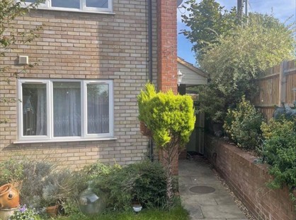 1 Bed End Terrace, Inskip Cres, SG1