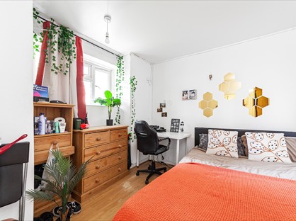Room in a Shared House, West House Close, SW19