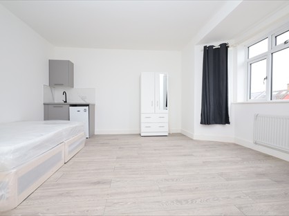 Studio Flat, Arngask Road, SE6
