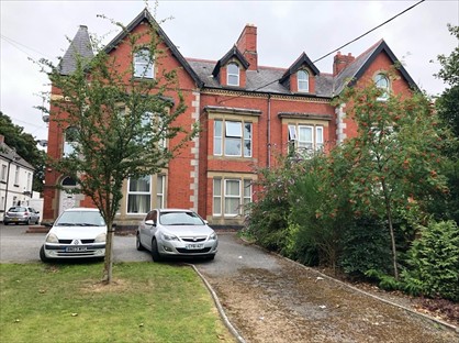 2 Bed Flat, Dyserth Road, LL18