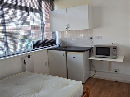 Bedsit, Booth Close, SE28