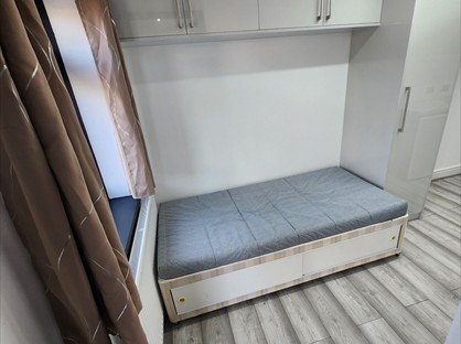 Studio Flat, Pettits Lane, RM1