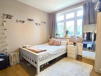 Bedsit, Fox Lane, N13