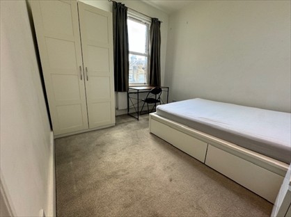 Room in a Shared House, London, SW17