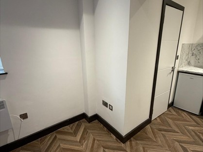 Room in a Shared House, Rowden Road, KT19