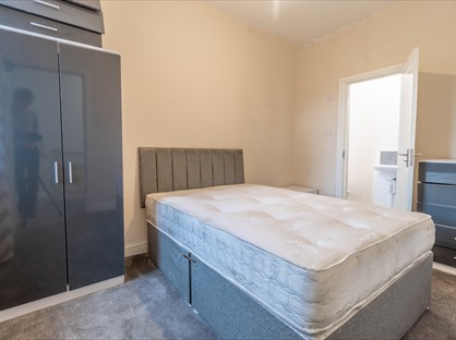 Room in a Shared House, Barff Road, M5