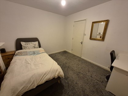 Room in a Shared House, High Street, GU12
