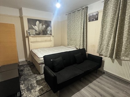 Room in a Shared Flat, George Lane, E18