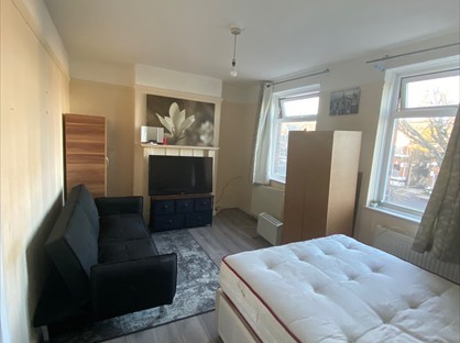 Room in a Shared Flat, George Lane, E18