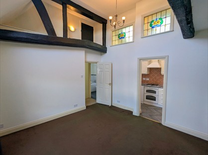 2 Bed Flat, High Street, RH4