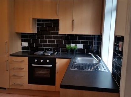 4 Bed Terraced House, Wakefield Road, HD5