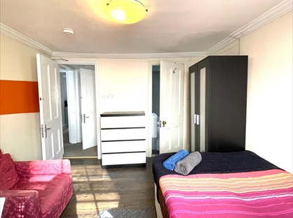 Room in a Shared Flat, London, WC2N