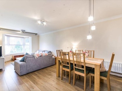 2 Bed Flat, Warwick Court, SW19