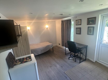 Studio Flat, Esher, KT10