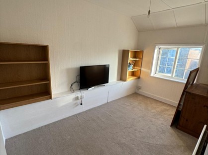 1 Bed Flat, Walton Street, KT20