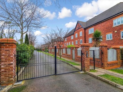 4 Bed Terraced House, Waterside, M33