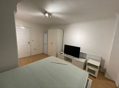 Room in a Shared House, Teasel Crescent, SE28