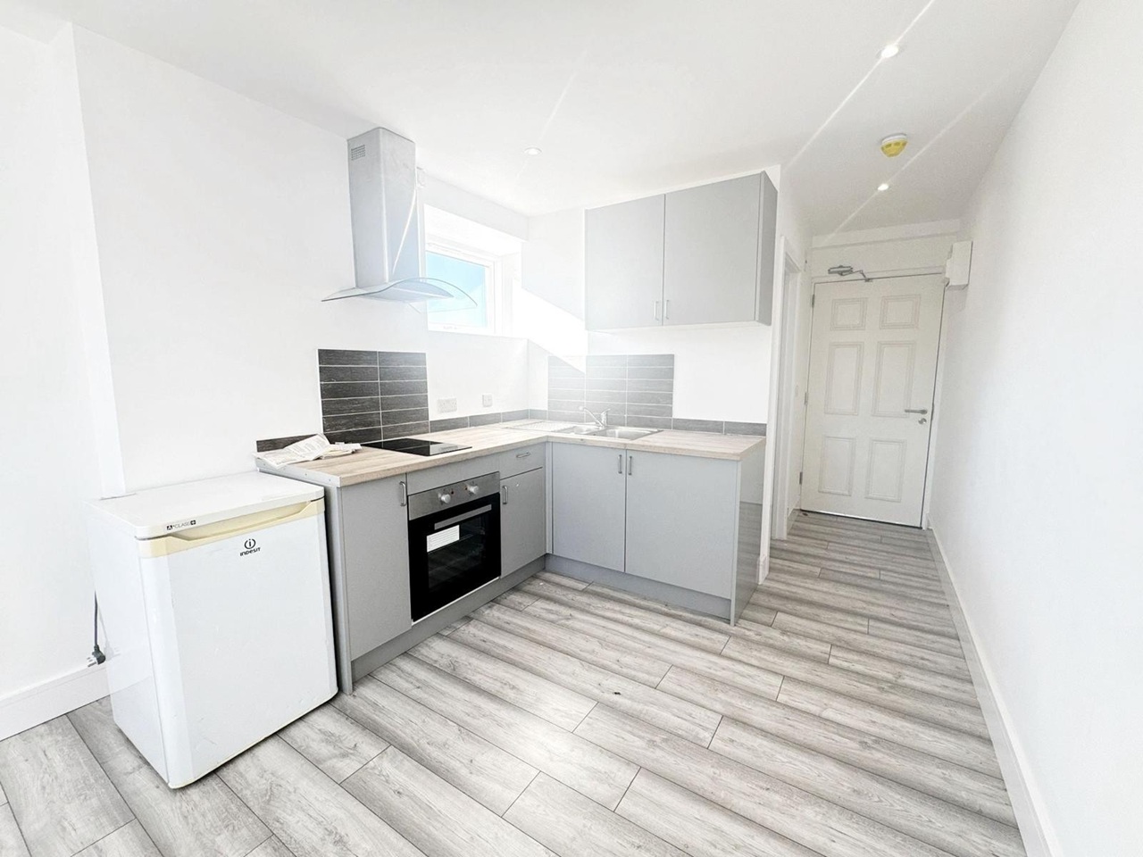 Luton - 1 Bed Flat, Dunstable Road, LU4 - To Rent Now for £800.00 p/m