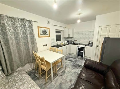 2 Bed Flat, Wood Street, OL6