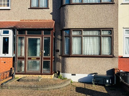 4 Bed Terraced House, Ascot Close, IG6