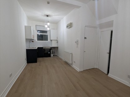 Room in a Shared Flat, Askew Road, W12