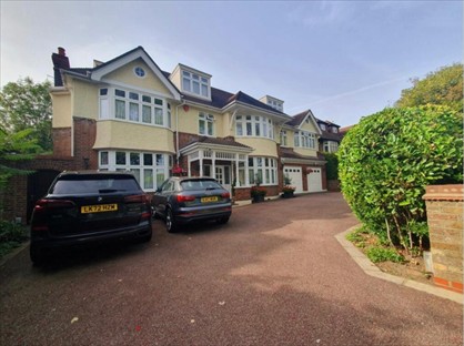 Room in a Shared House, Powys Lane, N14
