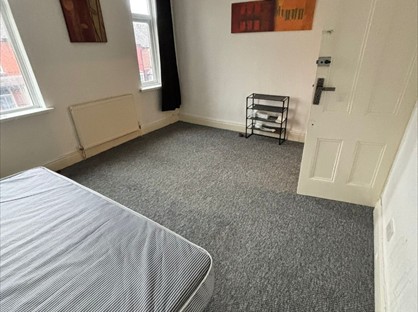 Room in a Shared Flat, Brideoak Street, M8