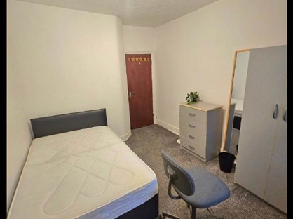 Room in a Shared House, Selwyn Avenue, E4