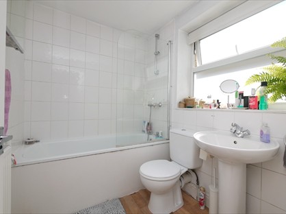 Studio Flat, Queens Road, IG9