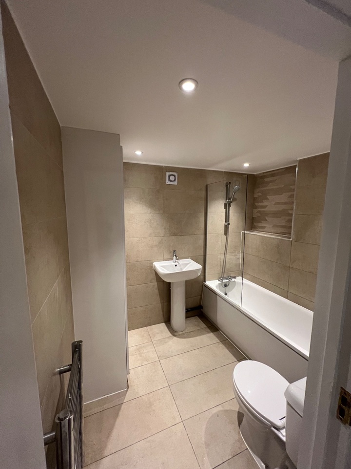 Farnham Common - 2 Bed Bungalow, Kingsway, SL2 - To Rent Now for £1,650 ...