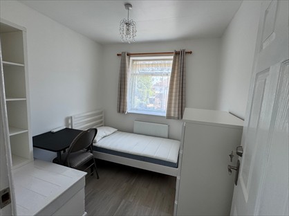 Room in a Shared House, Lincoln Avenue, M32