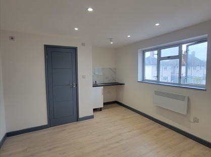 Studio Flat, Hawthorn Way, TW17
