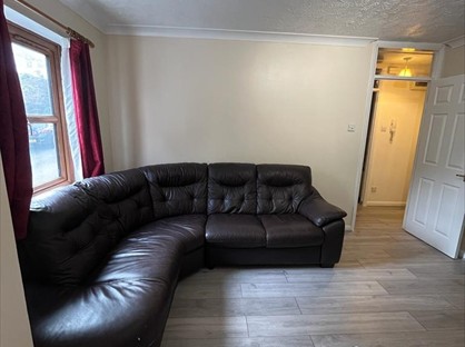 1 Bed Flat, Wilton Hill Court, RH1