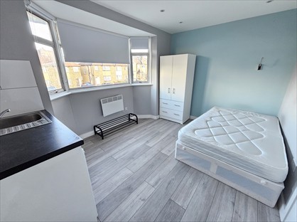 Studio Flat, Queens Walk, HA4