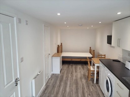 Studio Flat, Chestnut Avenue, GU9