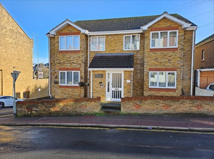 1 Bed Flat, Virginia Court, ME4