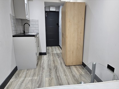 Bedsit, Ashridge Way, TW16