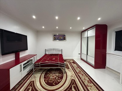 Studio Flat, The Crossways, TW5