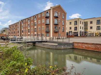 2 Bed Flat, Greenaways, GL5