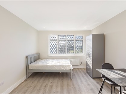 Studio Flat, Taunton Close, SM3