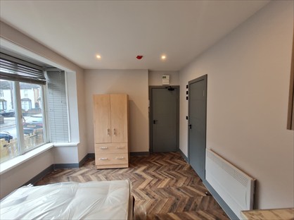 Studio Flat, Clifton Road, WD18